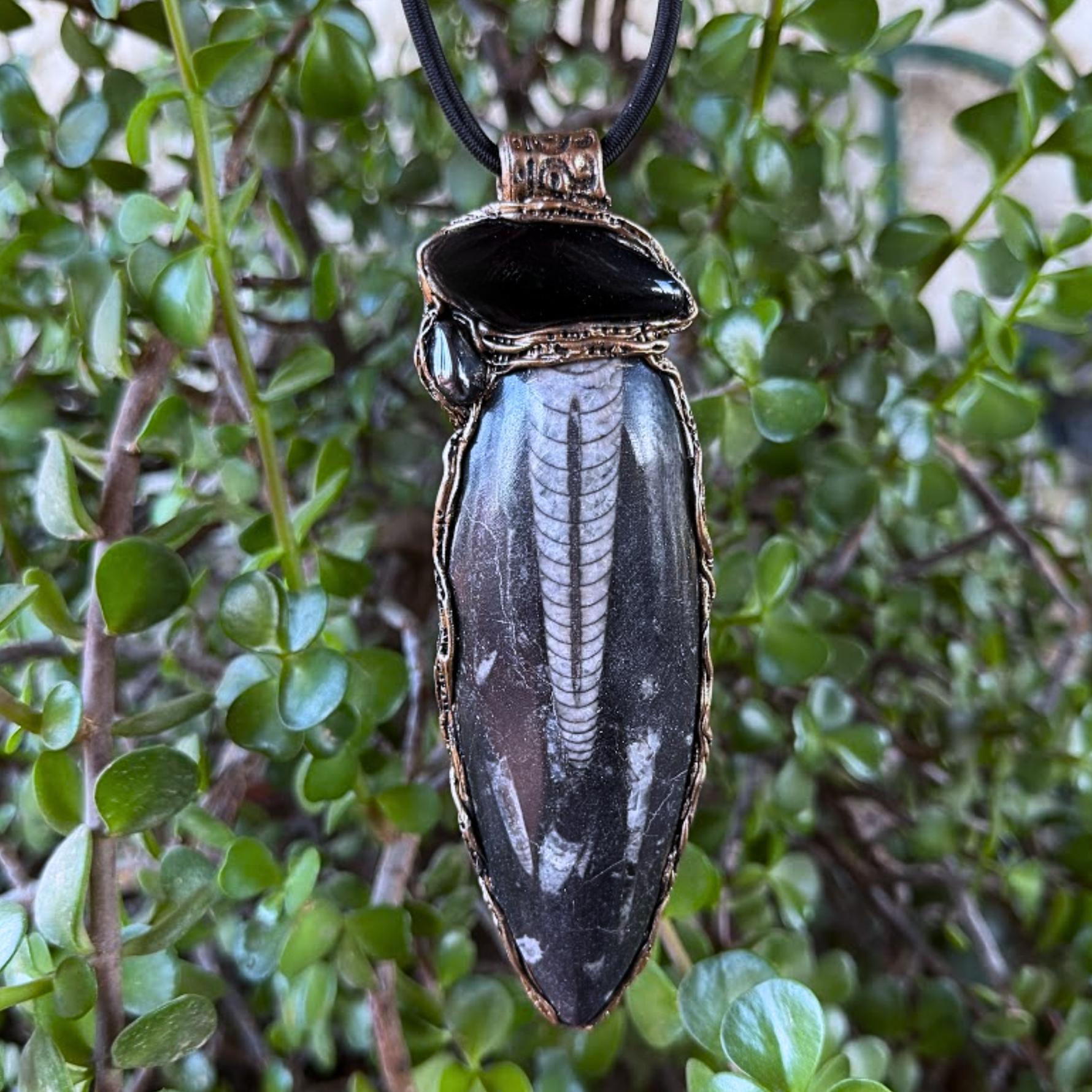 ceras Fossil & Black Onyx Pendant Necklace – large stone protection 